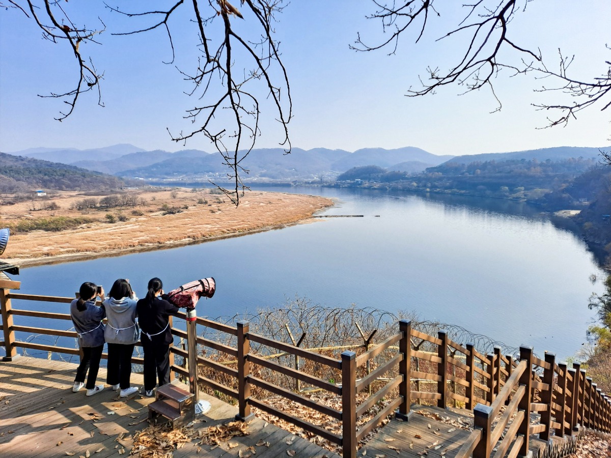 평화로운 기운이 느껴지는 임진강을 바라보는 탐방객들