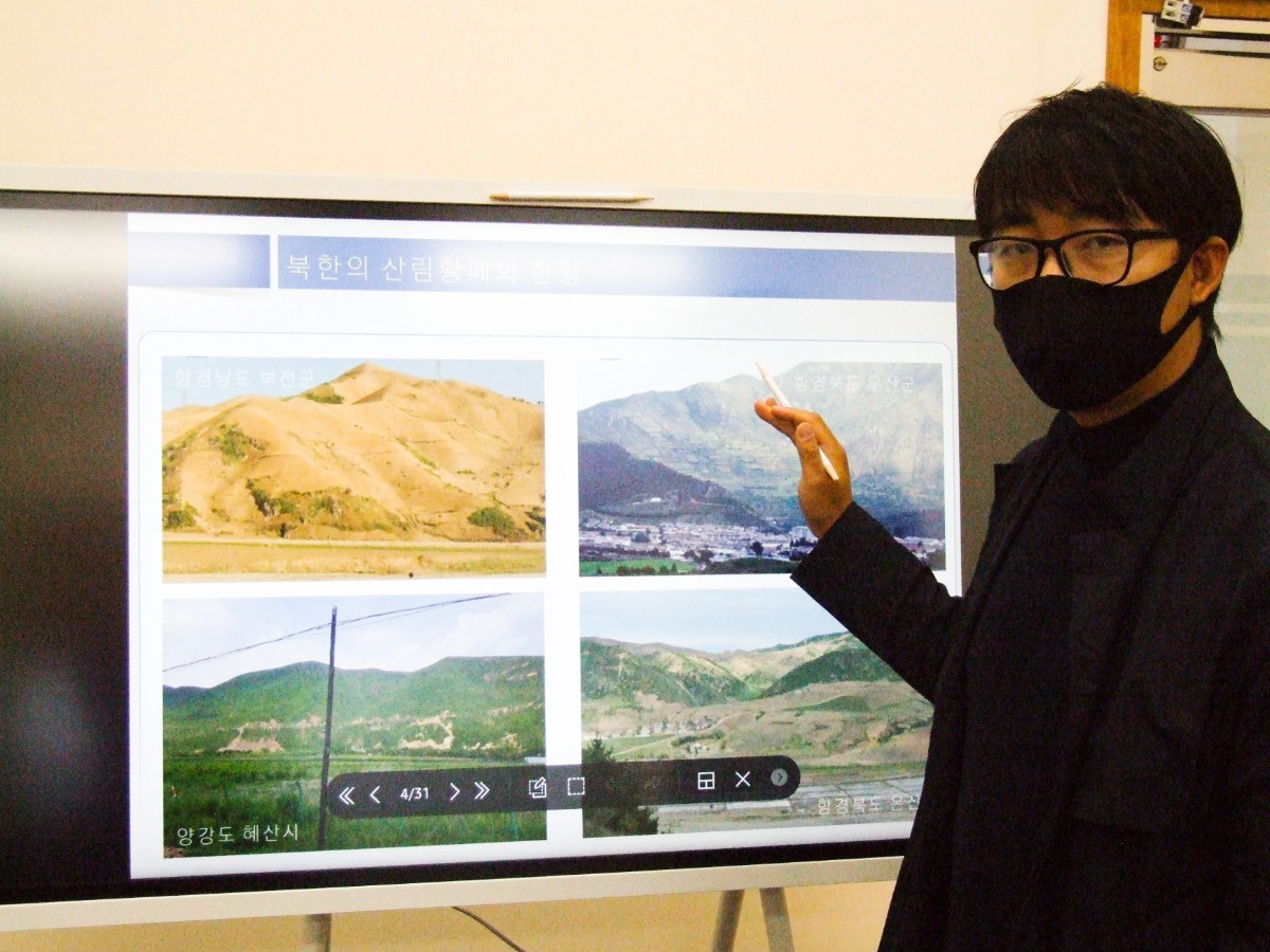 남북산림협력센터에 대해 설명하는 김영진 센터장