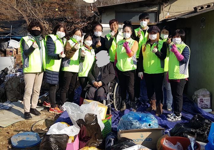 파주시 적성면 지역사회보장협의체가 취약계층 주거환경개선사업을 통해 취약계층의 겨울철 한파 대비에 앞장서고 있다.