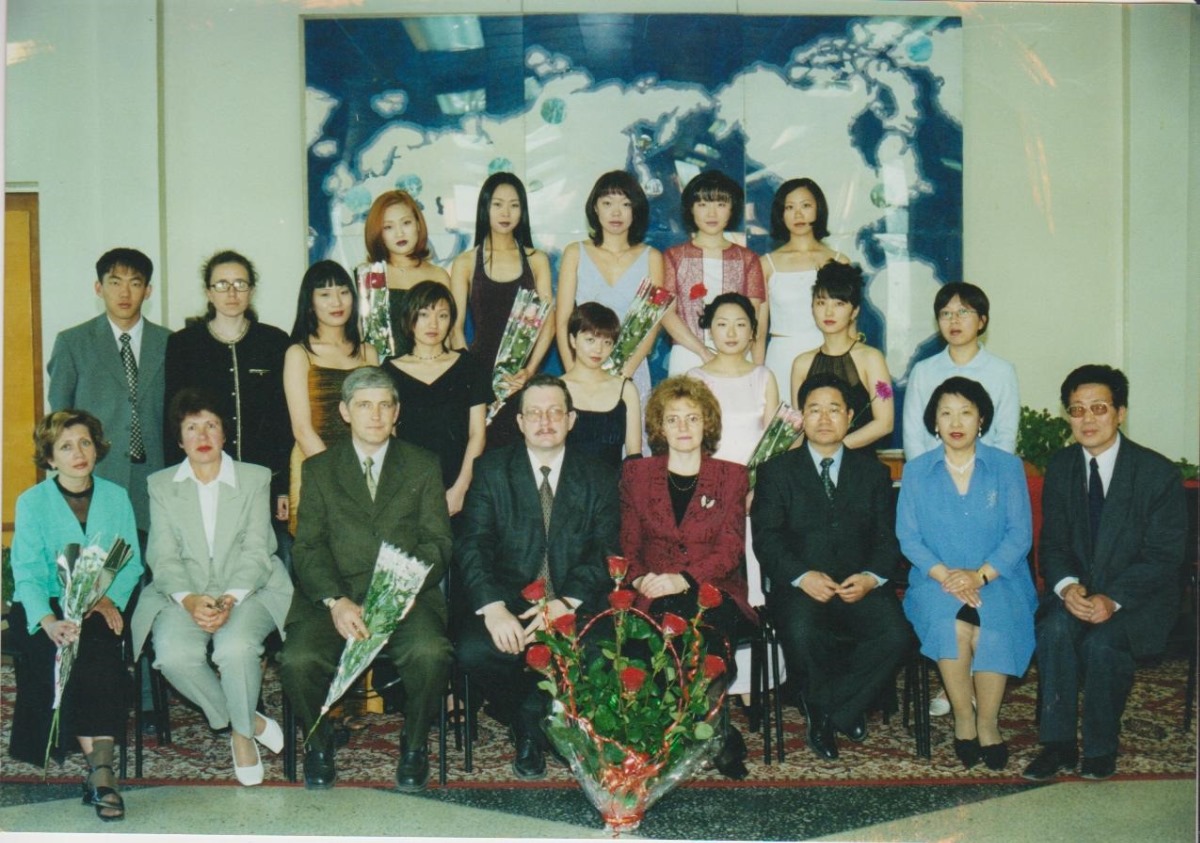1996년 사할린대학교 경제 및 동양학대학에서 졸업생들과 기념 사진