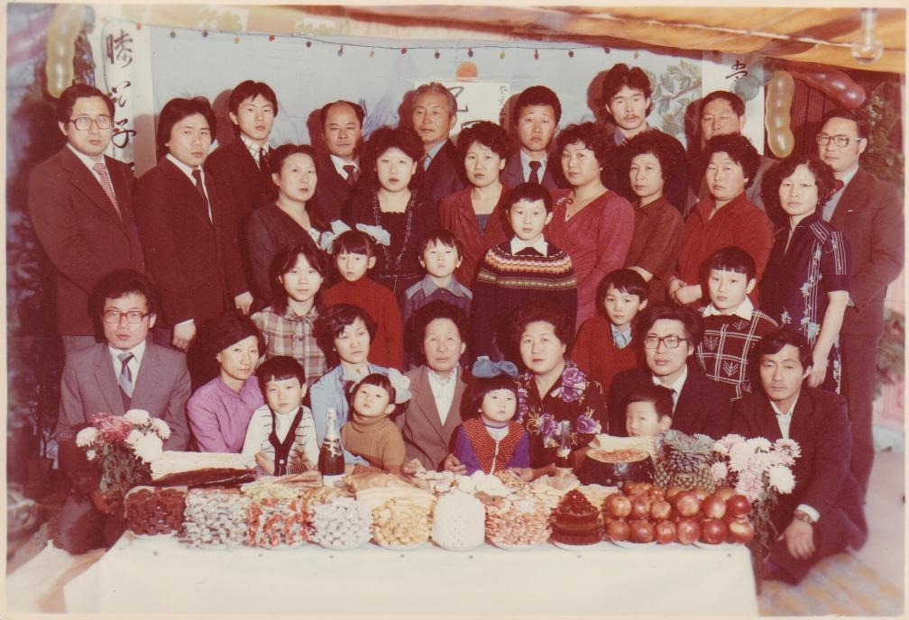 1984년 어머니 강순예 여사의 회갑 잔치에서 찍은 가족 사진